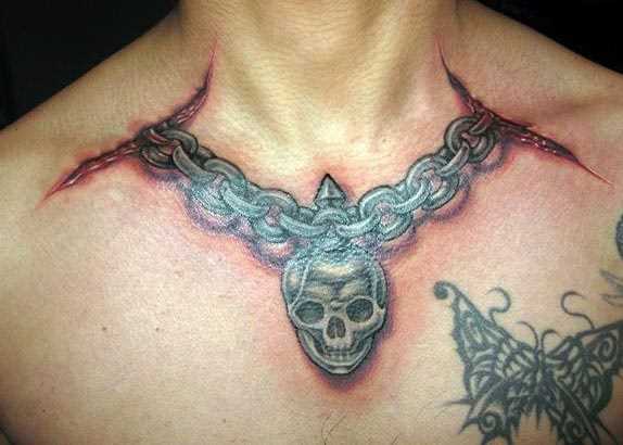 Tatuagem no peito do cara - corrente com o crânio
