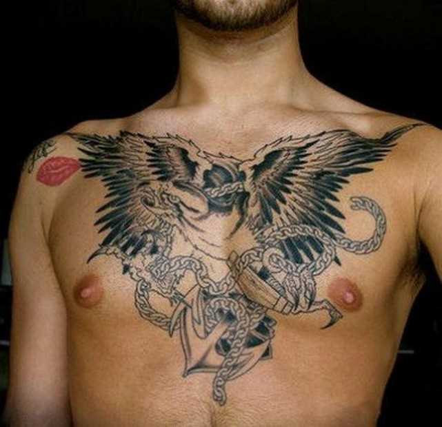 Tatuagem no peito do cara - corrente e âncora