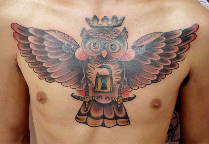 Tatuagem no peito do cara - de- coruja