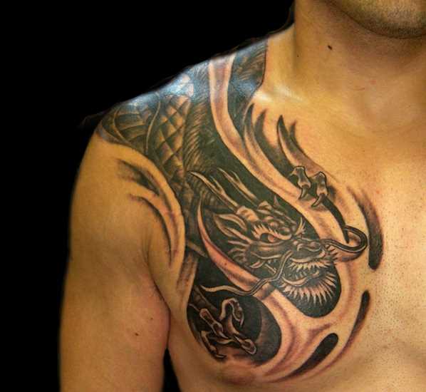 Tatuagem no peito do cara - de- dragão