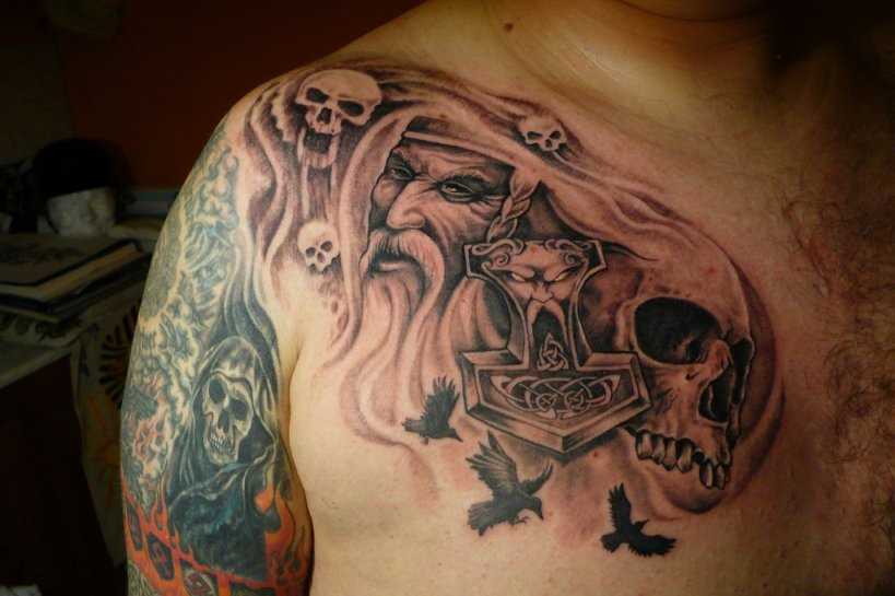 Tatuagem no peito do cara - de-martelo e o crânio
