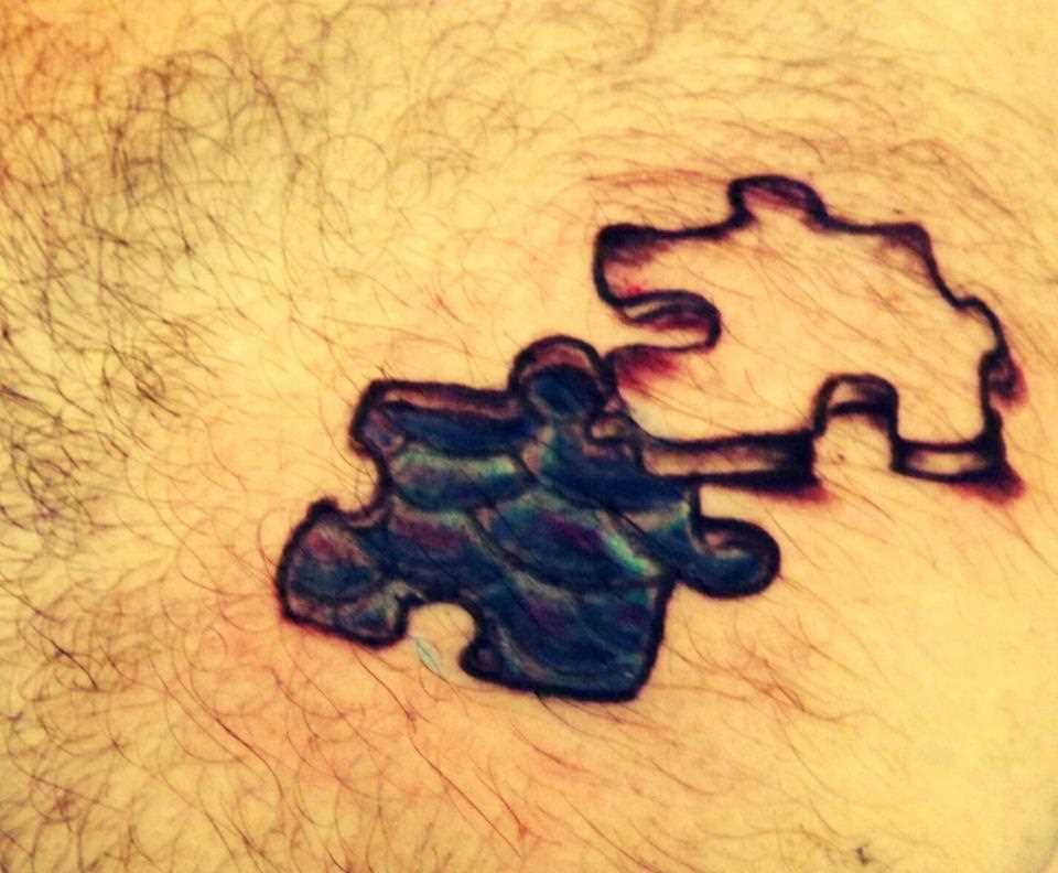 Tatuagem no peito do cara - de quebra-cabeças