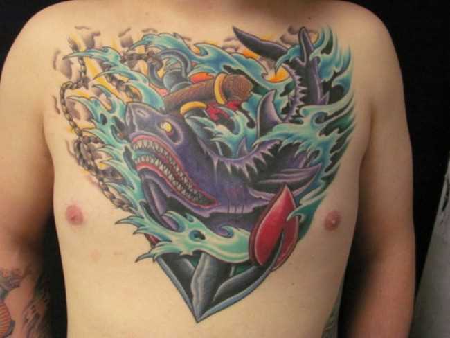 Tatuagem no peito do cara - de tubarão e âncora