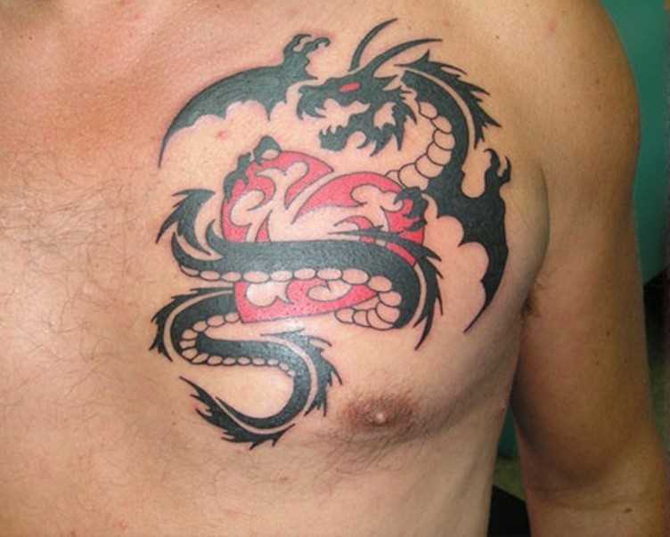 Tatuagem no peito do cara em forma de dragão com o coração