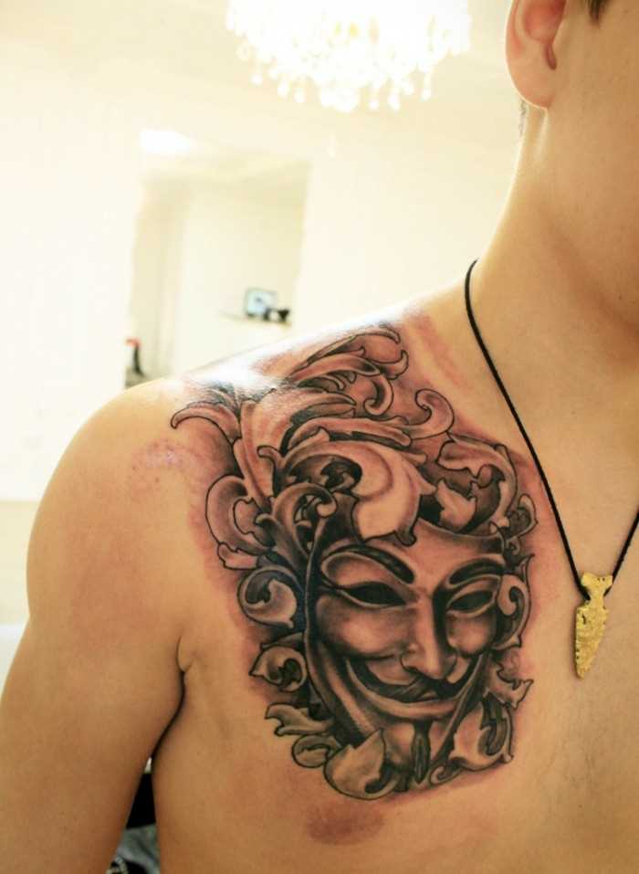 Tatuagem no peito do cara - máscara