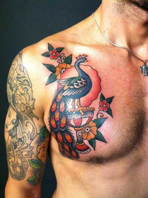 Tatuagem no peito do cara no estilo old school - pavão