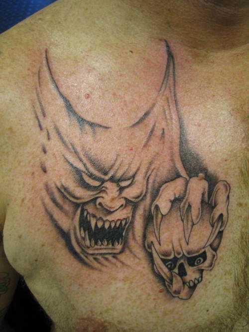 Tatuagem no peito do cara - o diabo com o crânio