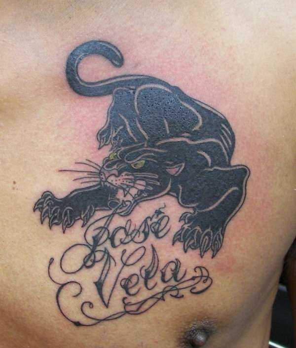 Tatuagem no peito do cara - pantera e inscrição