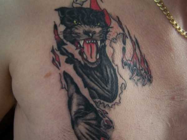 Tatuagem no peito do cara - pantera