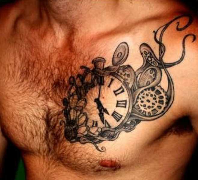 Tatuagem no peito do cara - relógio de bolso