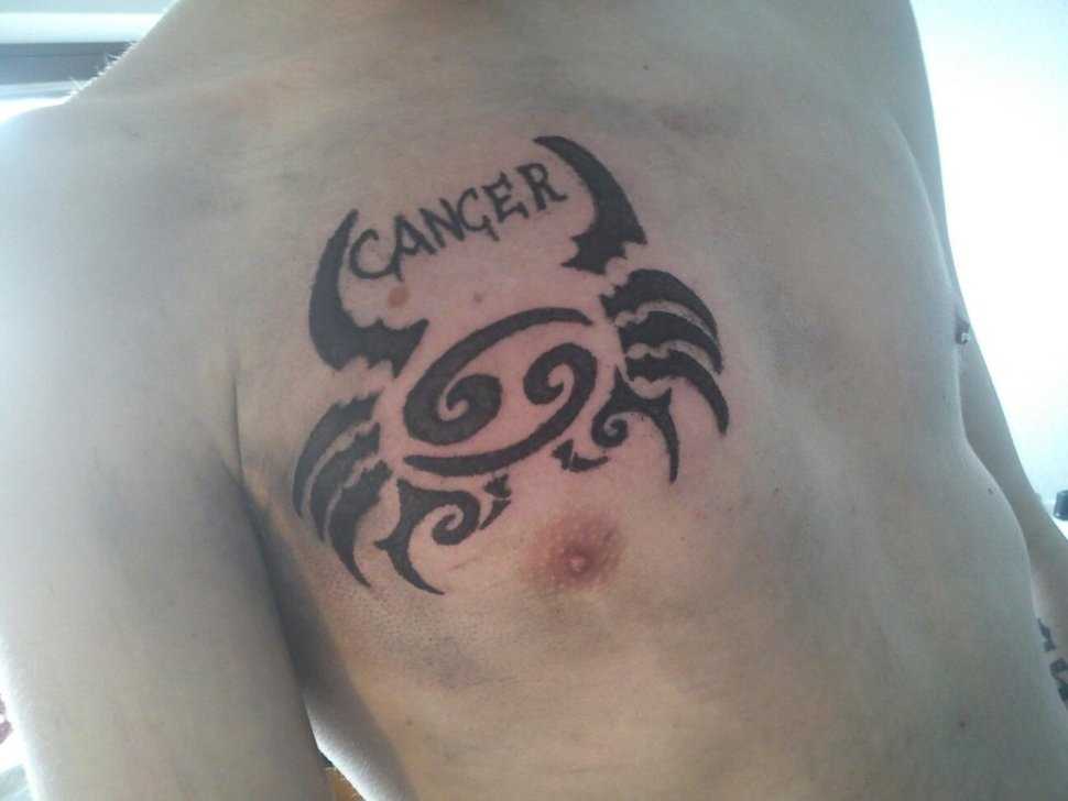 Tatuagem no peito do cara - signo de câncer