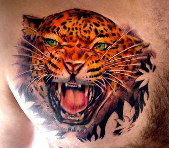 Tatuagem no peito do homem - leopardo