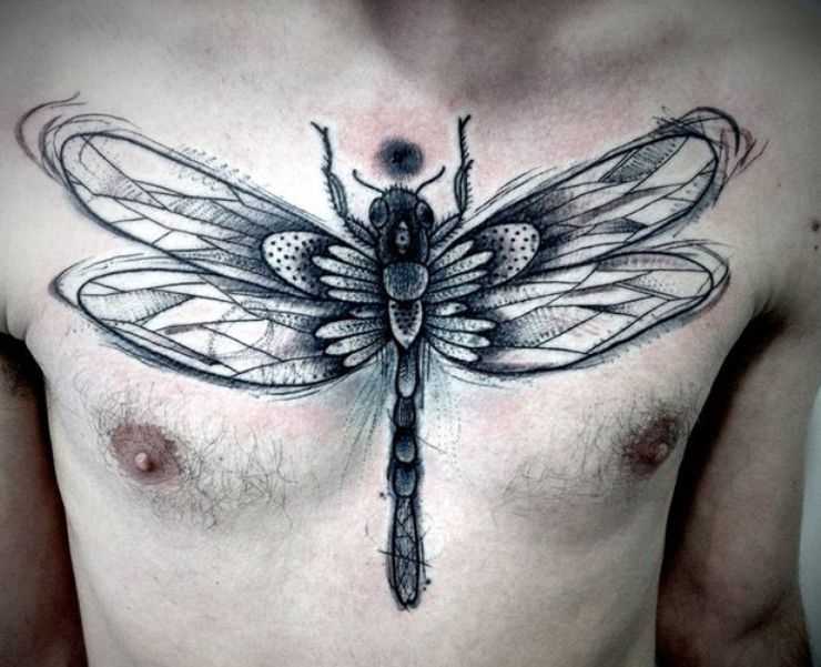 Tatuagem no peito do homem - libélula