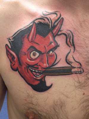 Tatuagem no peito do homem - o diabo com o cigarro
