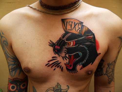Tatuagem no peito do homem - pantera