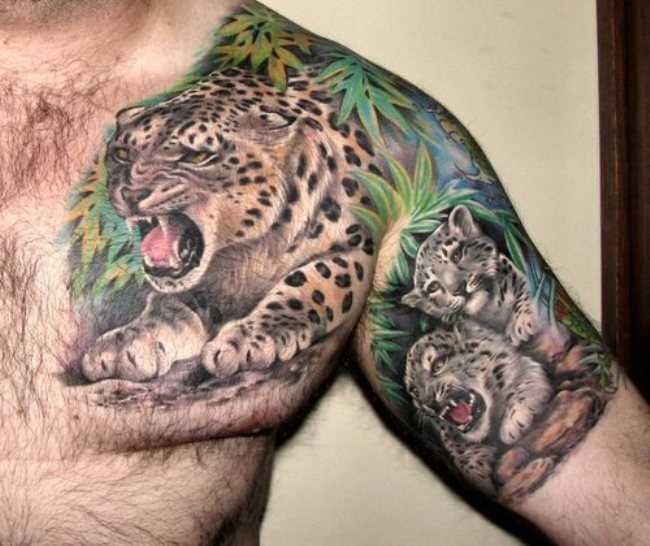 Tatuagem no peito e a mão para o homem - leopardo