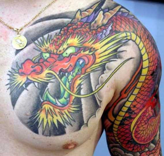 Tatuagem no peito e o ombro de um cara - de- dragão