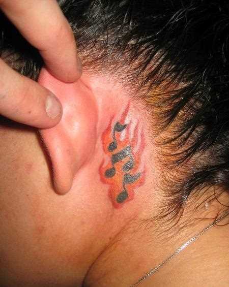 Tatuagem no pescoço, atrás da orelha da menina - notas