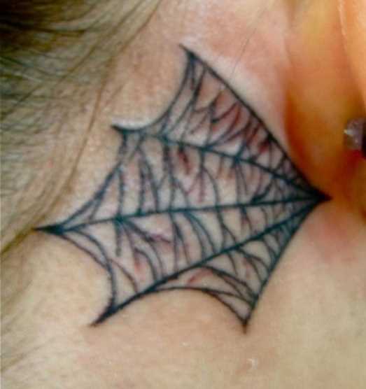 Tatuagem no pescoço, atrás da orelha da menina - teia de aranha