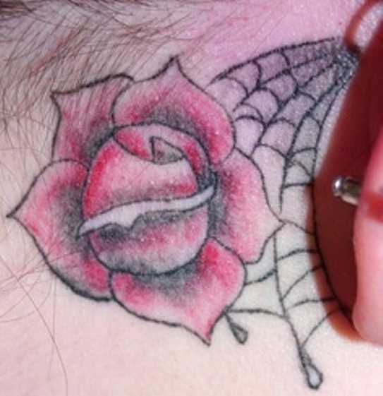 Tatuagem no pescoço da menina - a web e rosa