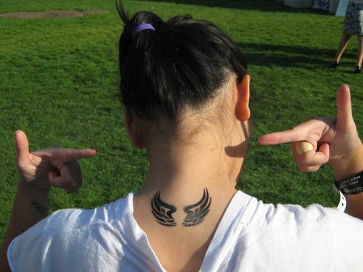 Tatuagem no pescoço da menina - asas