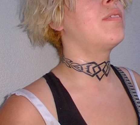 Tatuagem no pescoço da menina cadeia