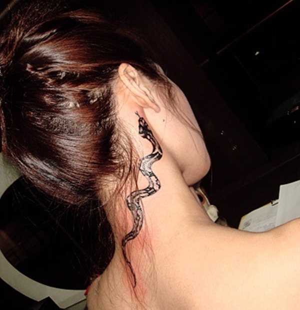 Tatuagem no pescoço da menina - cobra
