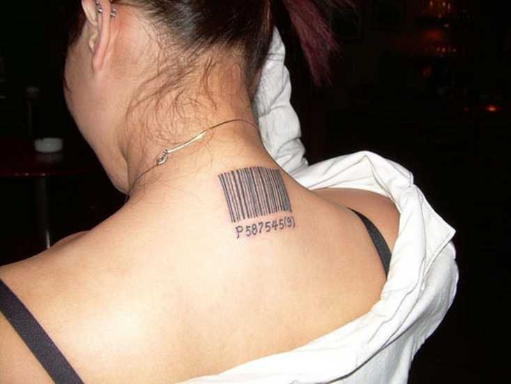 Tatuagem no pescoço da menina - código de barras