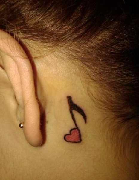 Tatuagem no pescoço da menina - coração em forma de notas