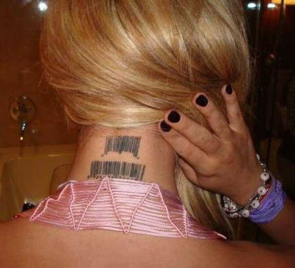 Tatuagem no pescoço da menina - dos códigos de barras