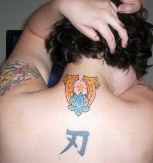Tatuagem no pescoço da menina - ferradura, lótus e a estrela