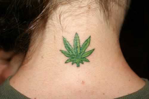 Tatuagem no pescoço da menina - folha de marikhuanny