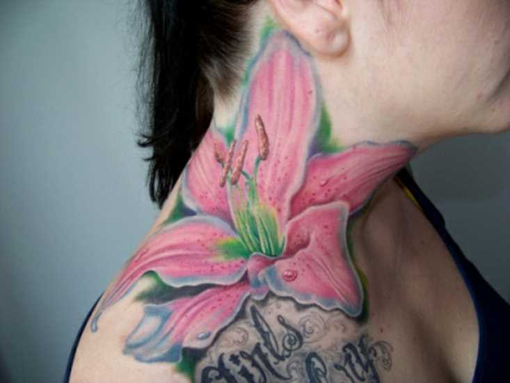 Tatuagem no pescoço da menina - grande-de-rosa do lírio
