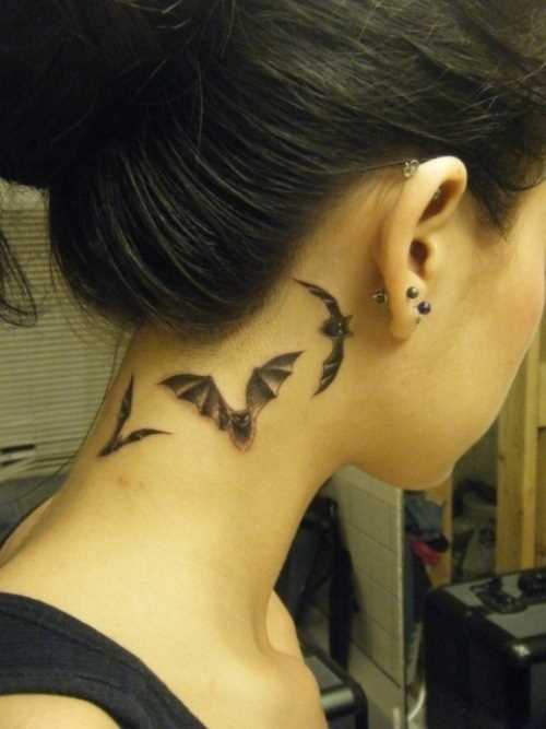 Tatuagem no pescoço da menina - morcegos