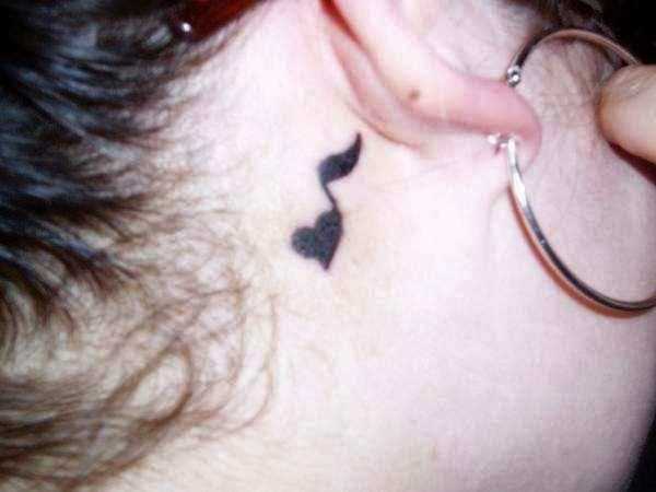 Tatuagem no pescoço da menina - nota em forma de coração