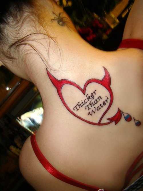 Tatuagem no pescoço da menina - o coração e a inscrição