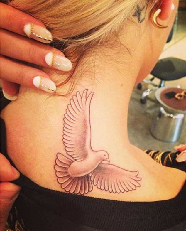 Tatuagem no pescoço da menina - pombo