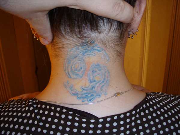 Tatuagem no pescoço da menina - signo de câncer