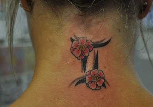 Tatuagem no pescoço da menina - signo de gêmeos e sakura