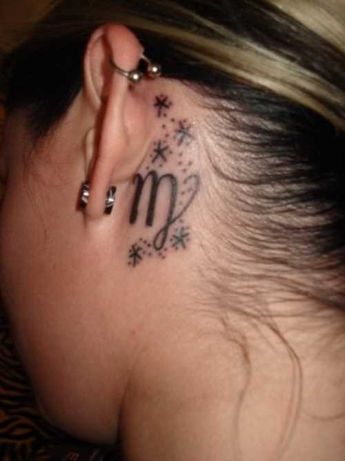 Tatuagem no pescoço da menina - signo de virgem