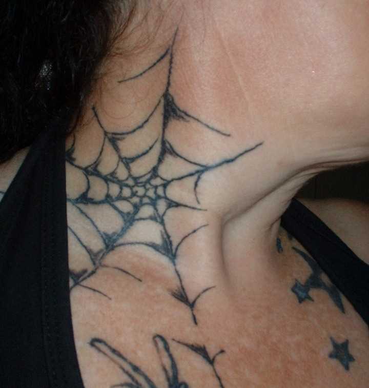 Tatuagem no pescoço da menina - teia de aranha