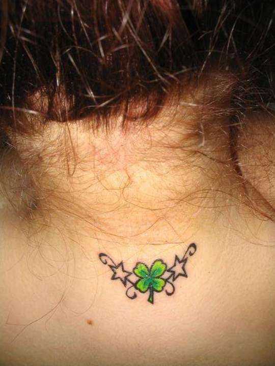 Tatuagem no pescoço da menina - trevo