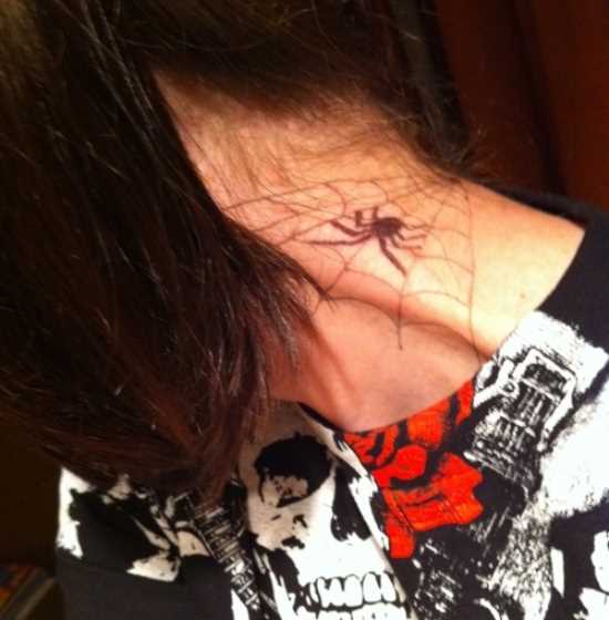 Tatuagem no pescoço da menina - uma teia de aranha e a aranha