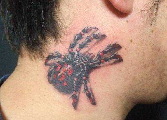 Tatuagem no pescoço de homem - aranha