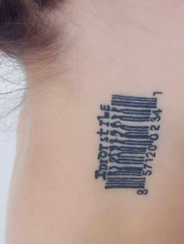 Tatuagem no pescoço de menina - código de barras
