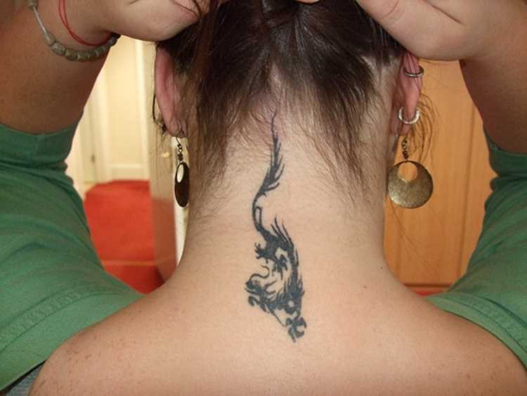 Tatuagem no pescoço de menina - dragão