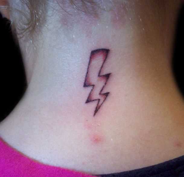Tatuagem no pescoço de menina - relâmpago