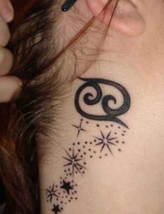 Tatuagem no pescoço de menina - signo de câncer