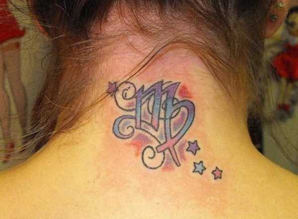 Tatuagem no pescoço de menina - signo de virgem e estrelas