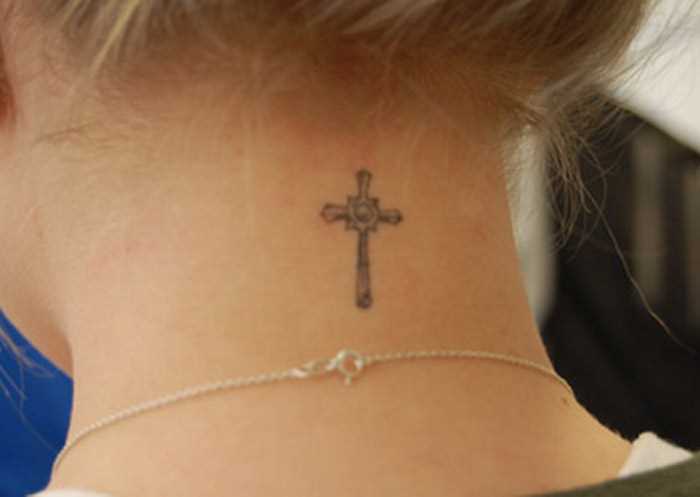 Tatuagem no pescoço de menina - x